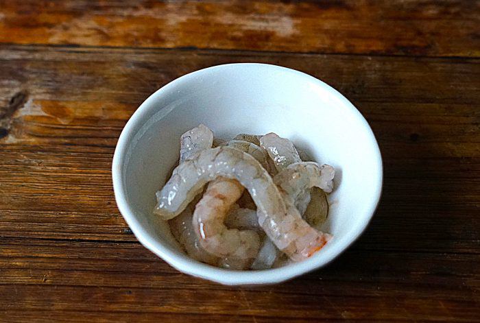 Bóc vỏ tôm