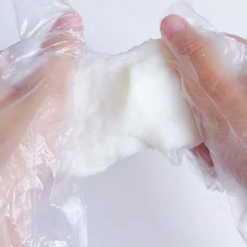 Trộn bột năng và nhào