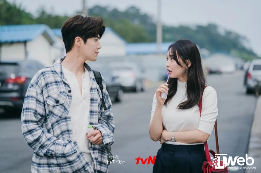 Hometown Cha-Cha-Cha tự dưng sến muốn xỉu, nhìn Shin Min Ah yêu mà tưởng "công chúa bong bóng" tuổi 15